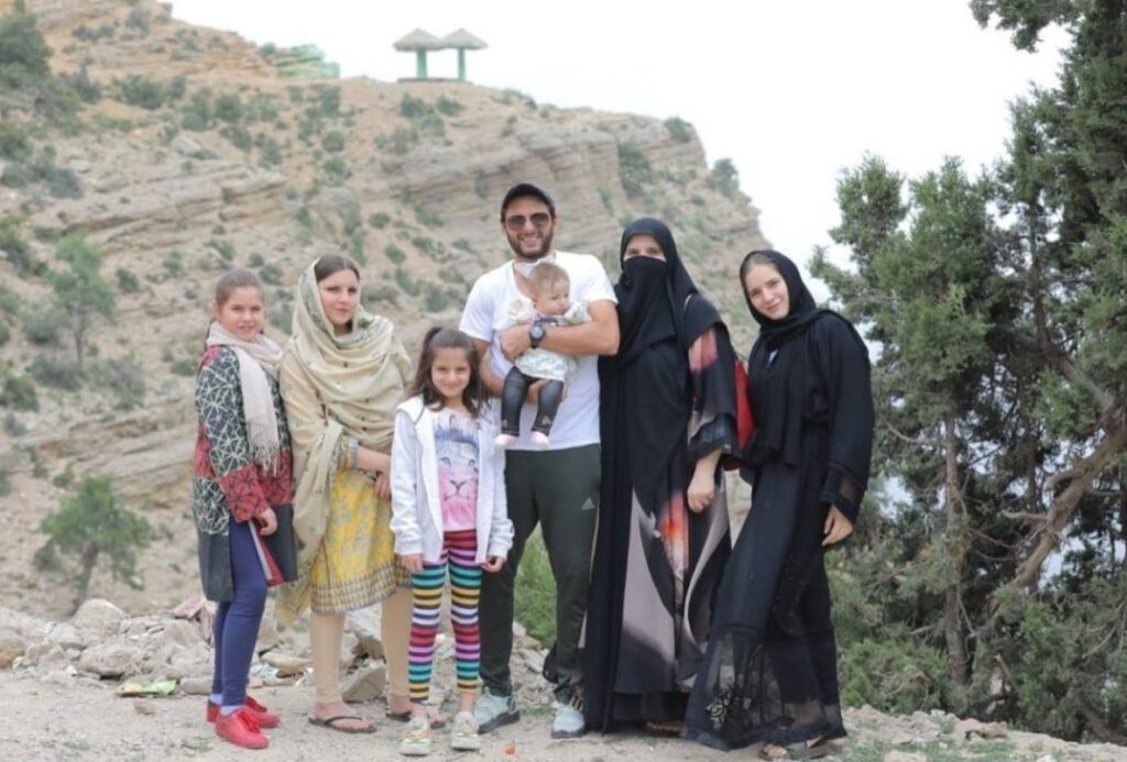 Aqsa Afridi With her Parents and Sisters