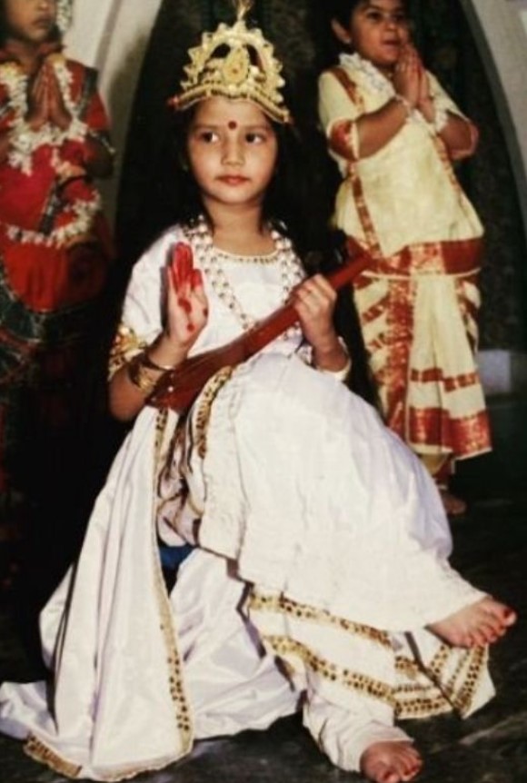 Samridhi Shukla Childhood Picture