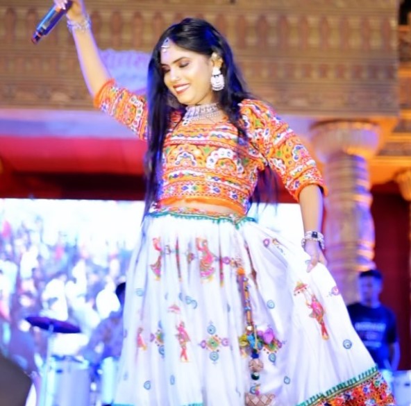 Alvira Mir while performing show